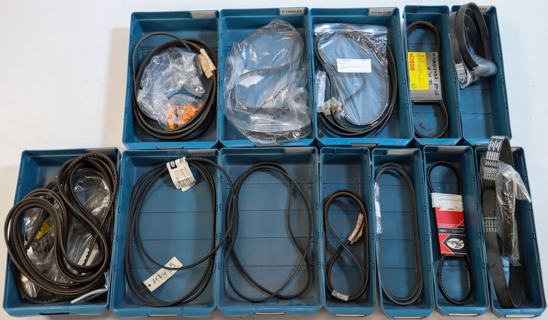 Ferrari 37-piece rubber belts NOS for models from the 80s t: Part numbers: 199833, 117435, 144909, 199825, 199826, 199832, 219595 etc., partially in original packaging