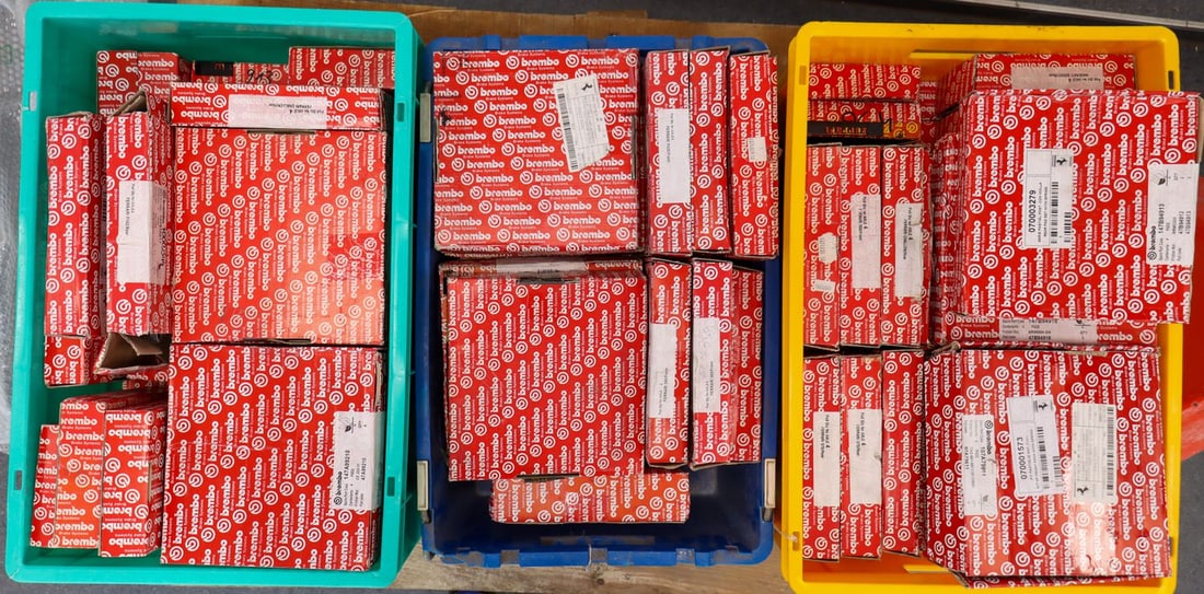 Ferrari 82x set of brake pads NOS for models from the 1990s: Including the models 360, 430, 458, 488, 296, 550, 575, 488 Challenge, Purosangue, 812, 599, 599 GTO, 612 etc., part numbers: 70003826, 70001573, 70003463, 70004286, 70001083, 70003463, 70002811, 7000