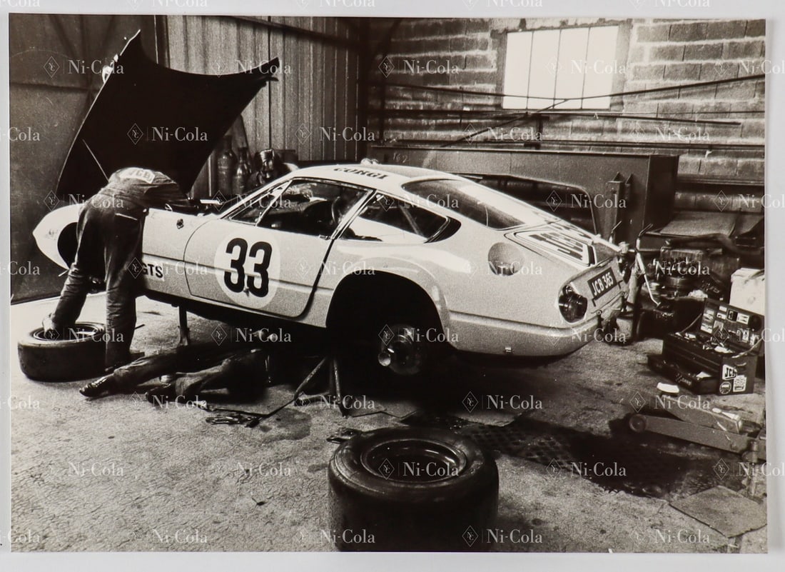 Ferrari Original B/W - Press photo 24h of Le Mans 1973: The 365 GTB/4 Daytona Competizione s/n 15681 of Corner / Green is being prepared before the race, 18 x 13 cm