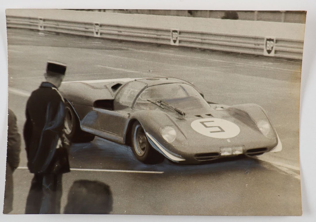 Ferrari Original B/W - Press photo Le Mans Test 1970: The later second-placed Tipo 512S s/n 1044 by Giunti / Ickx / Schetty drives into the pit box, 18 x 13 cm, rare photograph