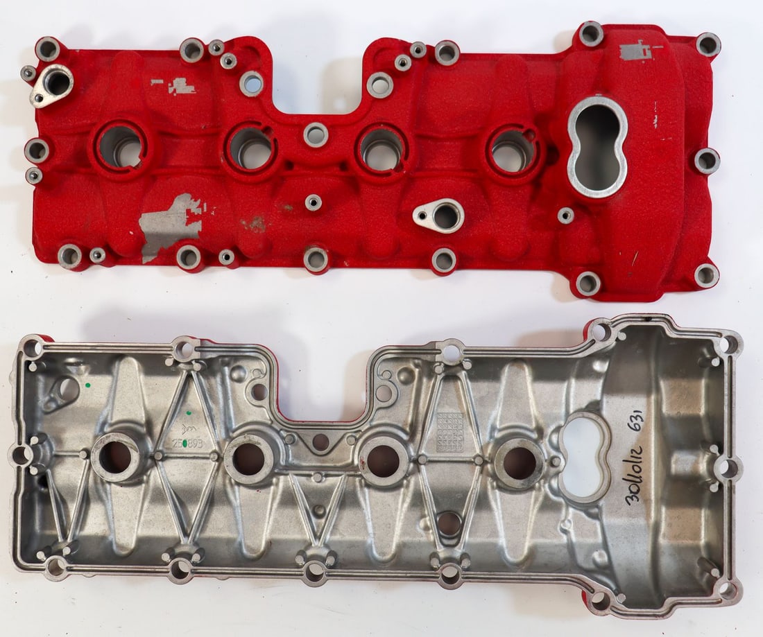 Ferrari Set of valve covers NOS for Type 458 Italia: Part numbers: 250892 and 250893
