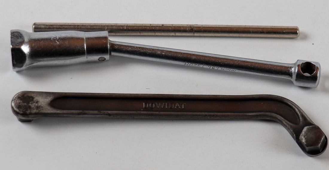 Mercedes-Benz 2-piece gear wrench and spark plug wrench: A1205810665, A000581067, Manufacturer: Dowidat and Hazet