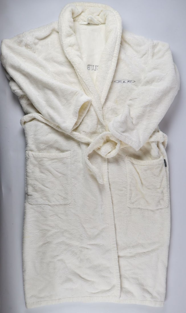 Mercedes-Benz Bathrobe 'SLR Home Base' (1 of 3)