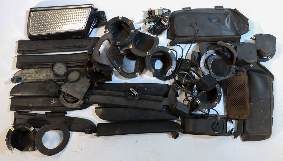 Porsche 53-piece interior parts for Type 911 G-Model: Part numbers: 911.555.039.00, 911.645.575.00, 911.645.417.00, 911.613.621.02 etc., used