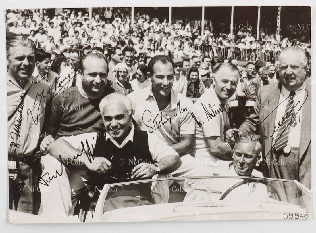 Autogramm B/W Photo with 6 Original Signatures from Motorsp: Juan Manuel Fangio, Stirling Moss, Karl Kling, R. Uhlenhaut, Taruffi and Alfred Neubauer, on Agfa Brovira photo paper, Mercedes Benz racing team at the Grand Prix of Great Britain 1955