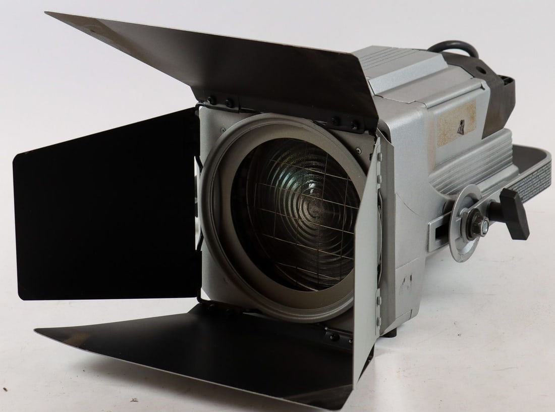 Automobilia 10-piece 'Fresnel-USA CE Source Four': 1000 W Fresnel brightness from a 750 W HPL bulb, beam angle: 20° - 65° zoom, adjustable balance points on the yoke for variable balance, large zoom adjustment knob for easy adjustment, color