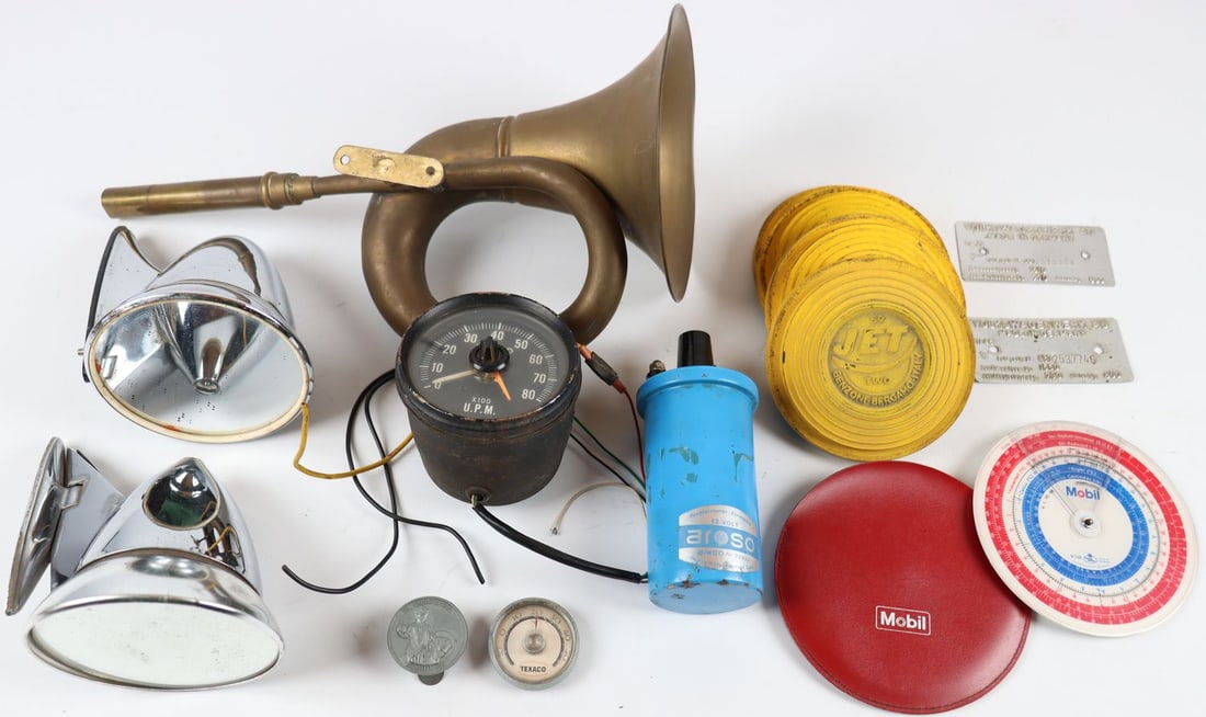 Automobilia 16-piece: 2 exterior mirrors, tachometer Arosa, blue high-performance coil Arosa 12 volt, brass horn (without bellows), 2 type plates from VW, conversion disc from Mobil, temperature gauge 'Texaco' etc.