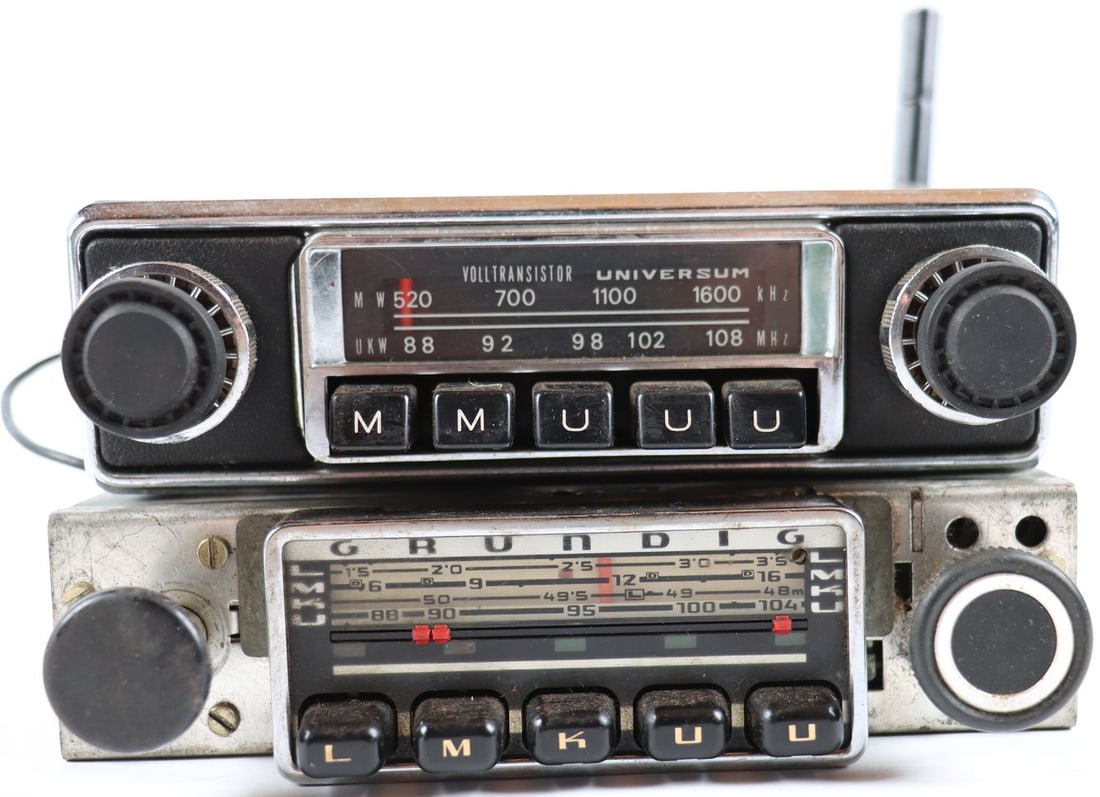 Automobilia 2 car radios from the 1960s (1 of 2)