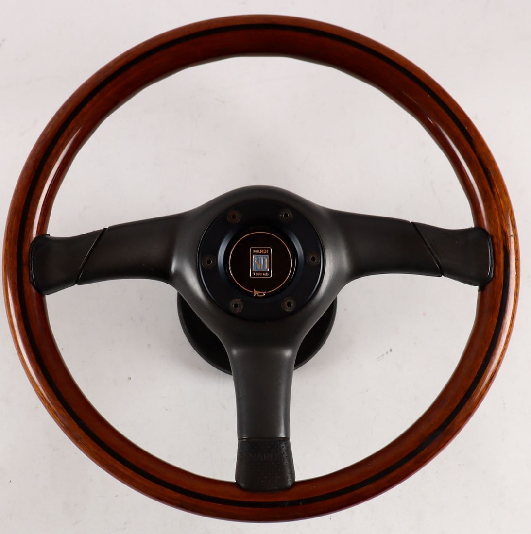 Automobilia Wooden steering wheel 'Nardi Torino': With hub, D: 36.5 cm, with signs of use