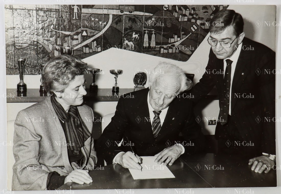 Automobilia Original B/W Photo Villoresi Signing Contract: 12 x 17.7 cm
