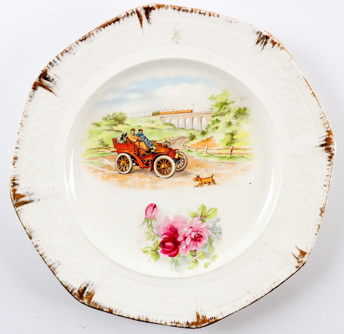 Automobilia Porcelain plate / wall plate with early automob: Hand-painted with gold decoration, diameter: 25 cm, very decorative