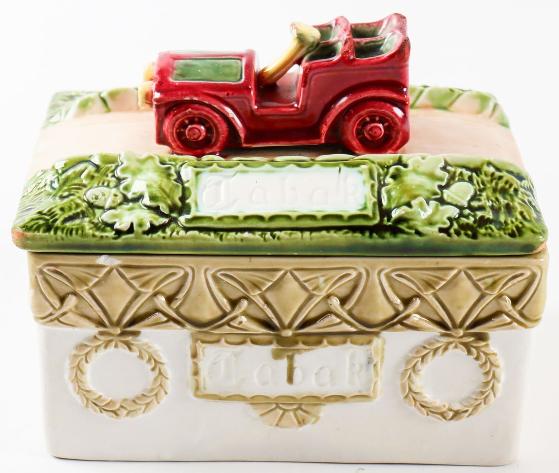 Automobilia Tobacco box with applied automobile: 17 x 13 x 14 cm, porcelain, small chip on the lid, very decorative