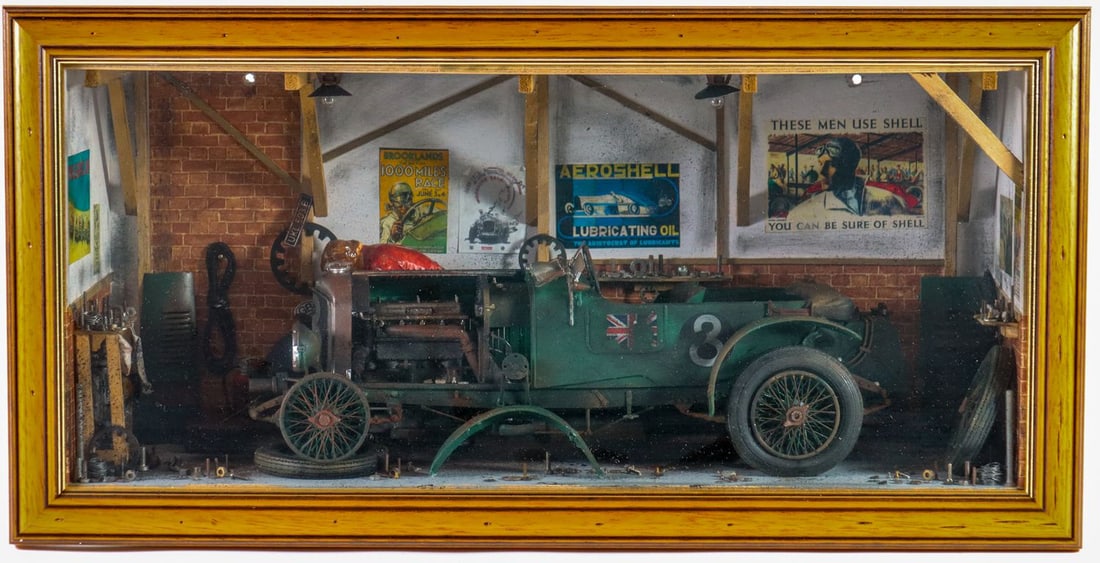 Bentley Garage diorama Bentley 4 1/2 Litre in a classic gar: 27.7 x 57.7 x 21 cm