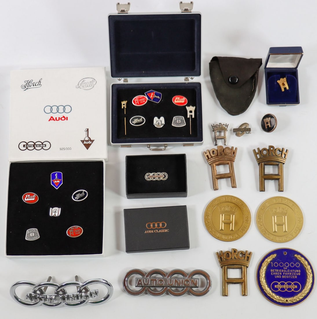 HORCH/ Auto-Union 26-piece 'Horch / Auto-Union' pins / lape: E.g. plaque '100000 km Betriebsanleitung ehren Fahrzeug und Besitzer' (enamelled, D: 7 cm) etc.