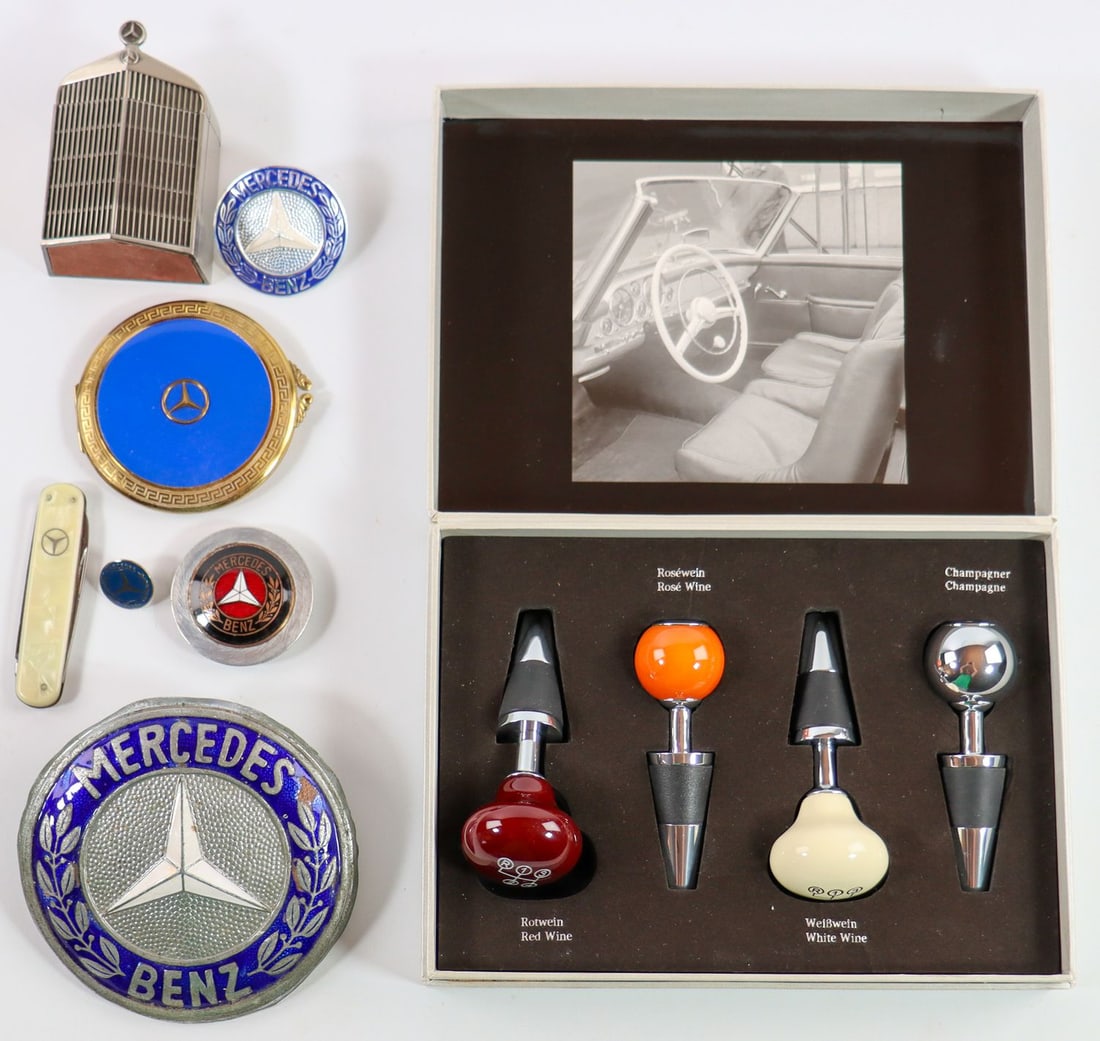 Mercedes-Benz 8-piece from the 1930s–2000s: Mercedes Benz Collection 4-piece set of wine stoppers, powder compact with mirror (D: 7.8 cm, gold/blue), with applied Mercedes-Benz star, pocket knife, truck emblem (approx. 11.3 cm) etc.