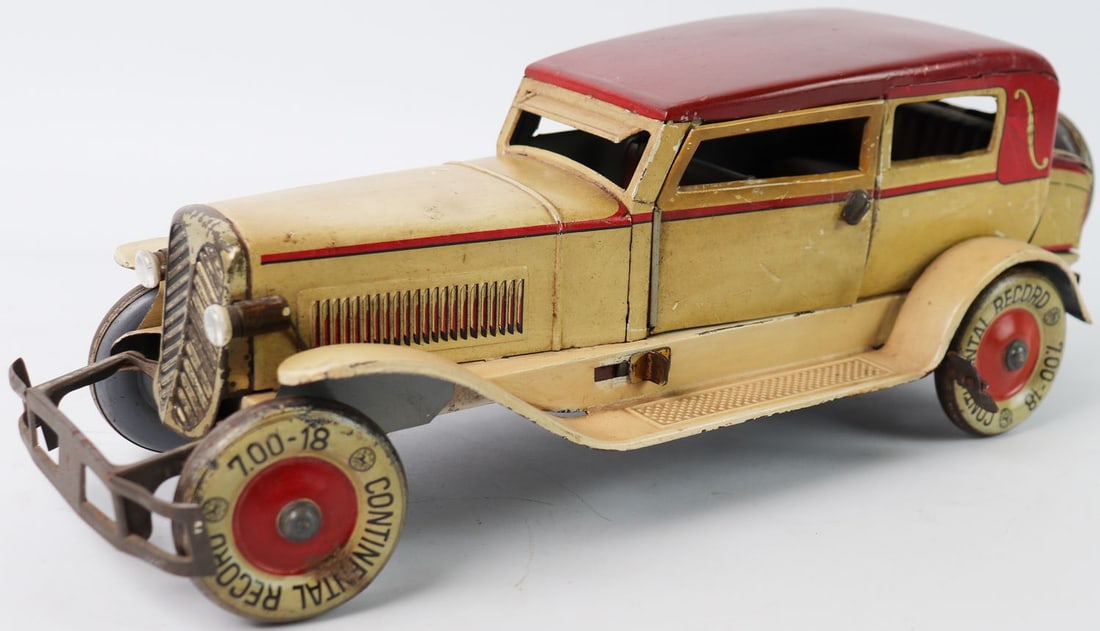 Modellauto Distler Limousine circa 1930s: Tin, lithogr. 42 cm, with driver figure, 2 illuminated front headlights, Continental Record 7.00-18, played with, age-related paint defects