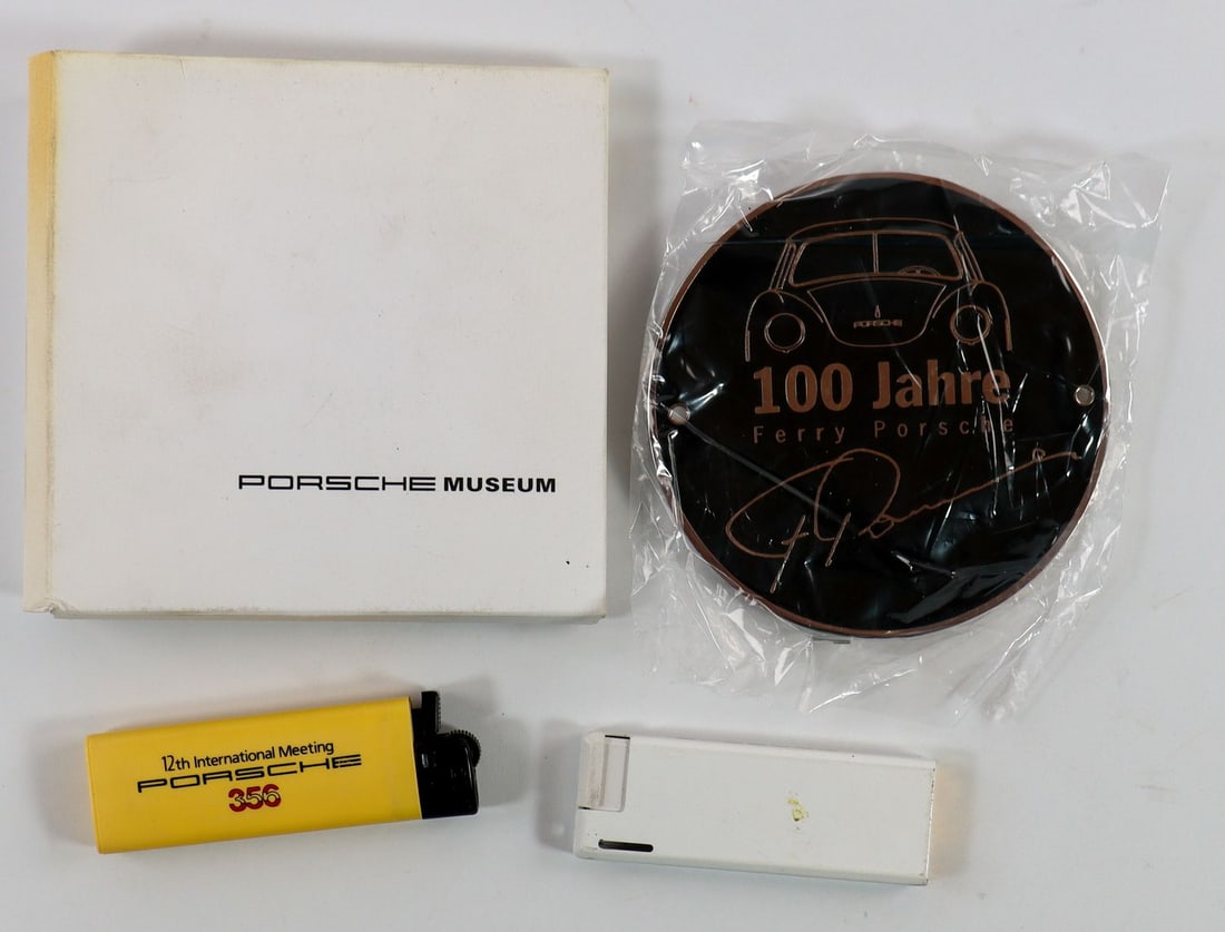 Porsche 3-piece: Museum plaque '100 Jahre Ferry Porsche' (New), D: 9.4 cm, 2 lighters