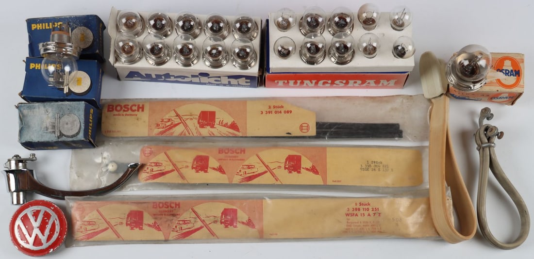 Volkswagen 13-piece: 3x windshield wipers, 3x VW grab handle, car bulbs, fuel cap etc.