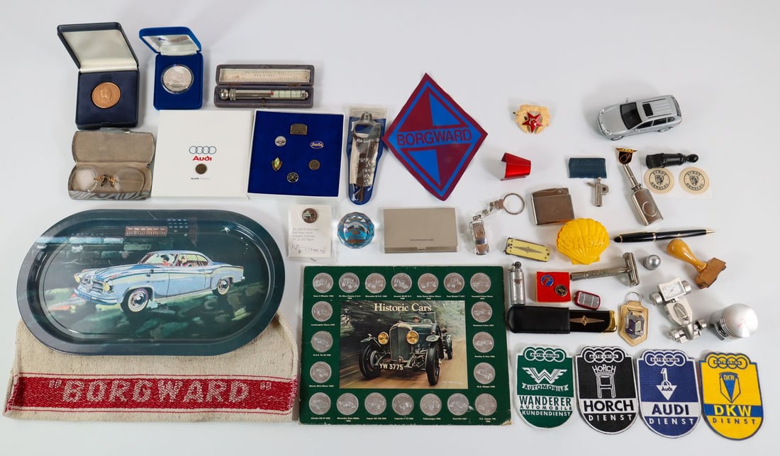 Automobilia Approx. 40-piece: Borgward pocket cup, Borgward workshop cloth, commemorative coins, bottle opener, patches, tire pressure gauge, Audi / Horch pin set, etc.