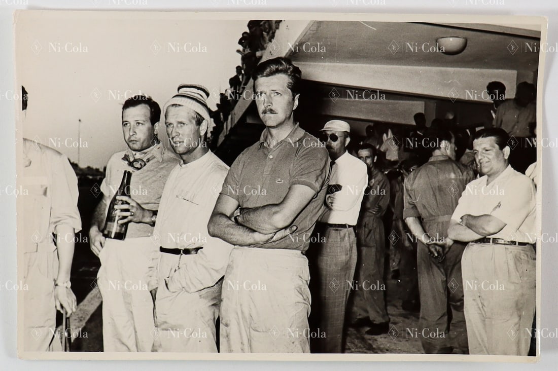 Automobilia Original B/W Press Photo GP Argentina 1958: Graf Berghe von Trips next to Peter Collins, 11.5 x 17 cm