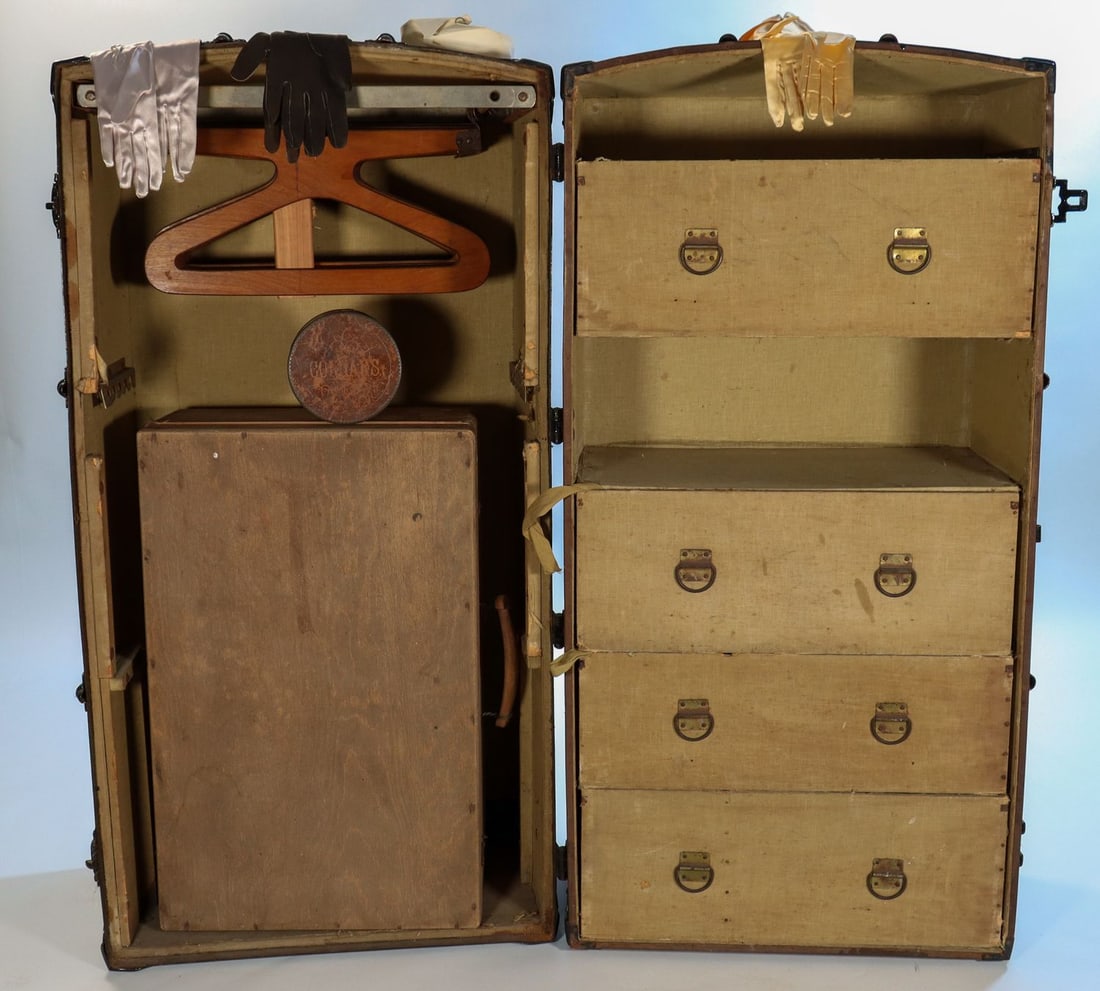 Automobilia Overseas Trunk / Rice Chest ca. 1890–1920: Ca. 110 x 57 x 64 cm, incl. small wooden case (65 x 42 x 21 cm), incl. coat hangers etc., Manufacturer: William Bal Company