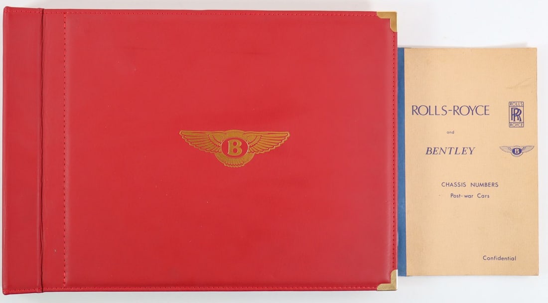 Bentley 2-piece: Brochure Rolls-Royce und Bentley Chassis Numbers Post war Cars 1966, Bentley 'Old Number One' - photo album with a total of 20 black-and-white and color photos of races from the 1920s/1930s