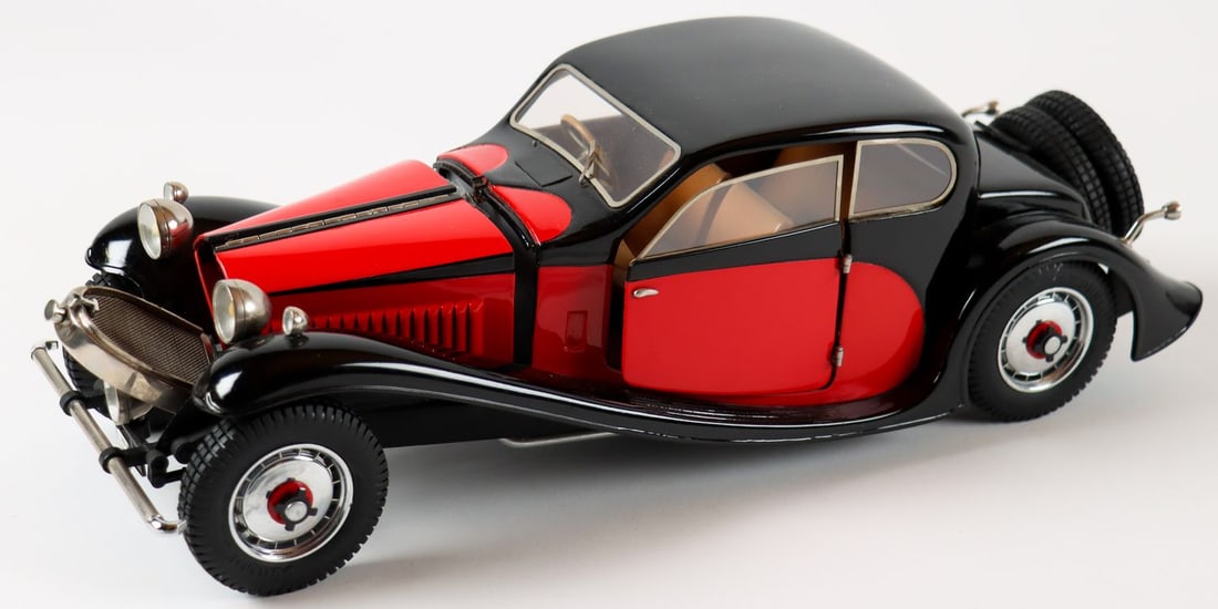 Bugatti Model Car Bugatti T50 from 1931: Manufacturer RIO, limited 61 / 350, scale 1:14, with certificate, some parts are loose