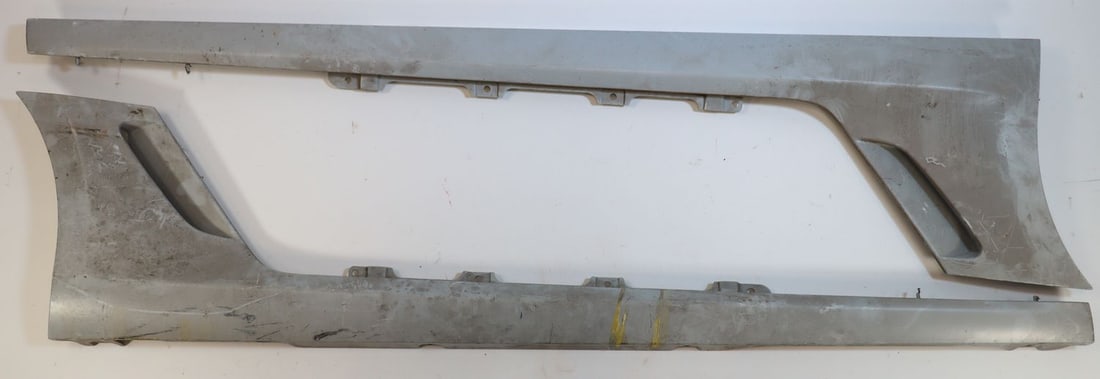 Ferrari 2x side skirts NOS for Type 599 GTB: Right side