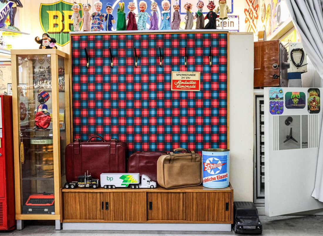 Gentlemens Corner 29-piece memorabilia from the 1950s to 19: Consisting of safe, hand puppets, wardrobe, suitcase, typewriter, Dallmayr coffee display case, 2x model trucks etc., lot is sold with display case, collection only