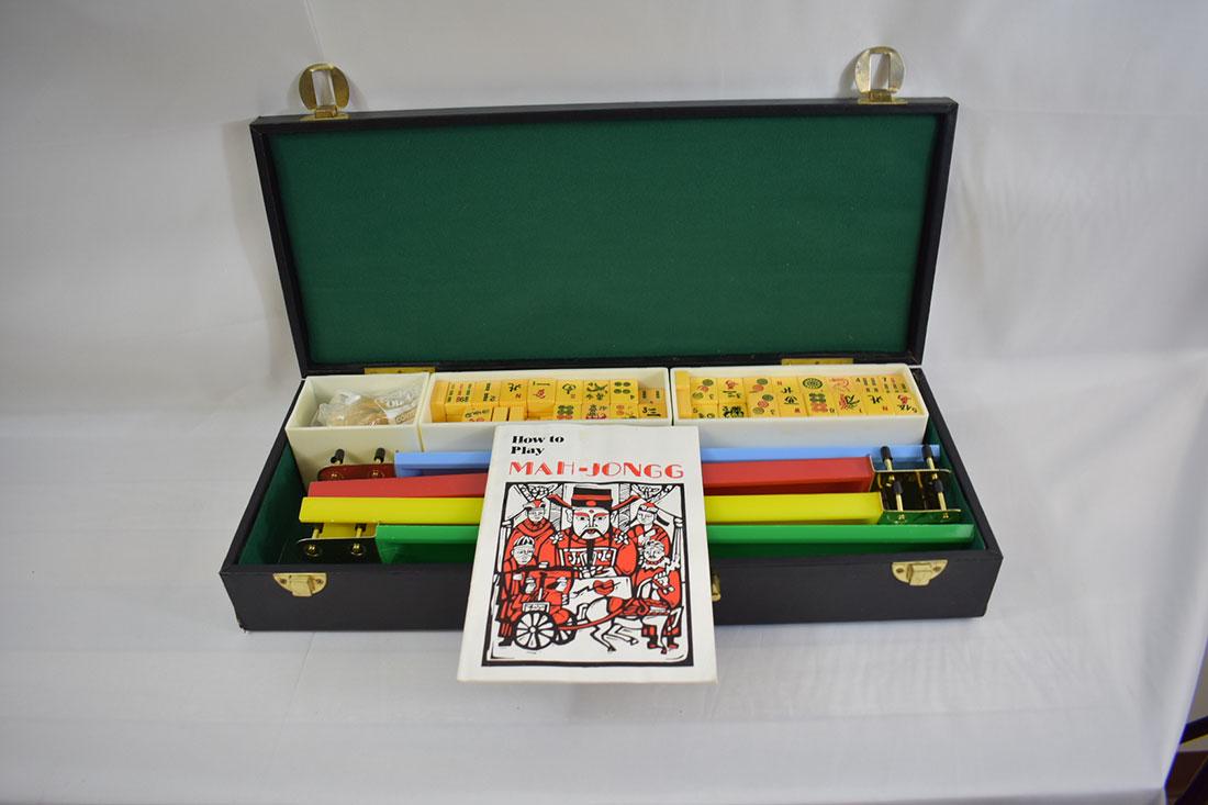 Vintage Majong Set Bakelite: Bakelite, complete