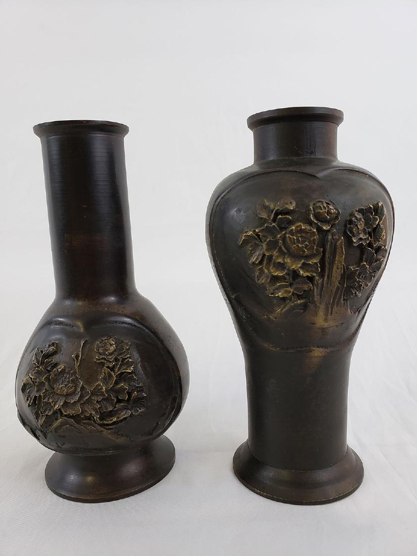 2 Antique Japanese Bronze Vases Meiji Period: 2 Antique Japanese Bronze Vases Meiji Period. Measures 7"Tall