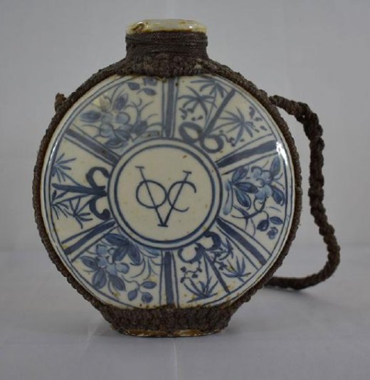 VOC Flask Vereenigde Oost-Indische Japanese Arita: The Vereenigde Oost-Indische Compagnie A Japanese Arita blue white porcelain Flask 18 c A Dutch East India Company Measures 6.5 x 6 x 2 3/4"