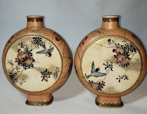 A fine pr of antique Japanese satsuma moon flasks mark (1 of 20)