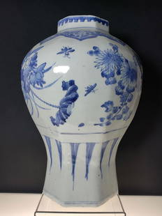 A fine transitional Chinese blue & white vase 1630-1683: A fine transitional Chinese blue & white baluster vase 1630-1683. Measures 12.5" x 9"