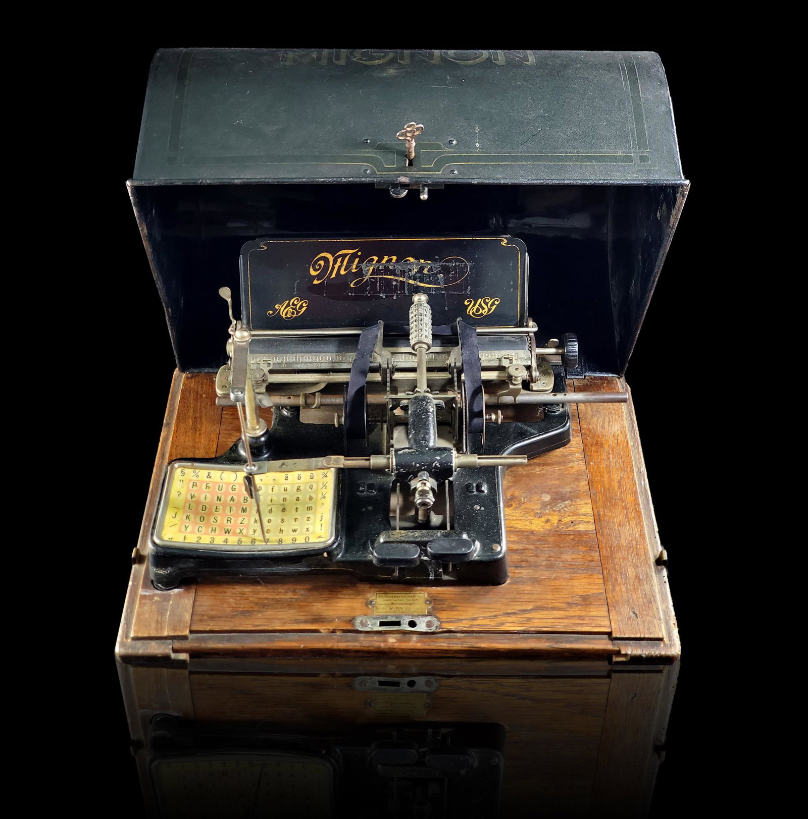Antique typewriter in case MIGNON: Antique typewriter in case MIGNON