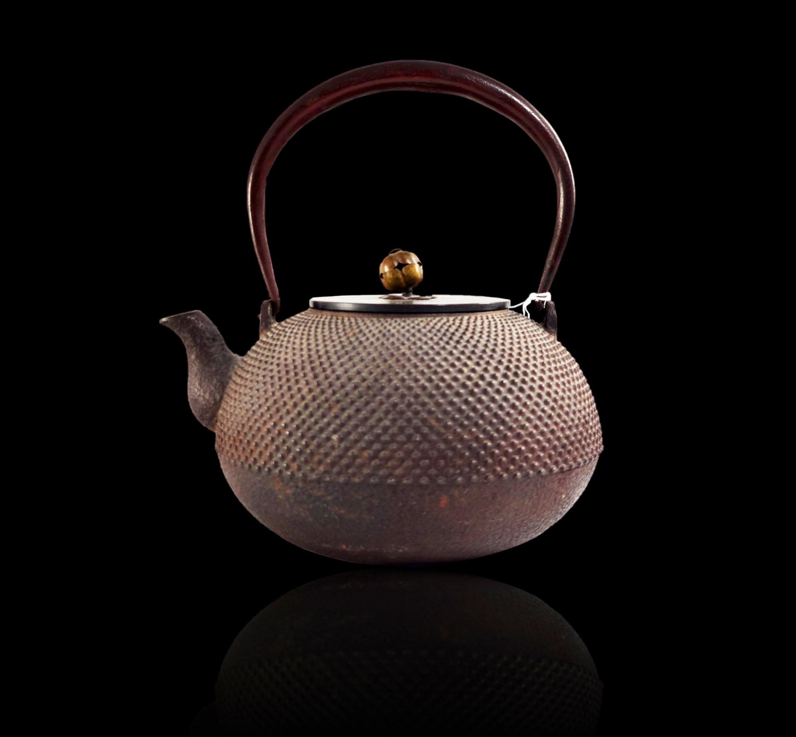 Antique Japanese Tetsubin bronze teapot Meiji Period: Antique Japanese Tetsubin bronze teapot Meiji Period. Measures 8" x 8"