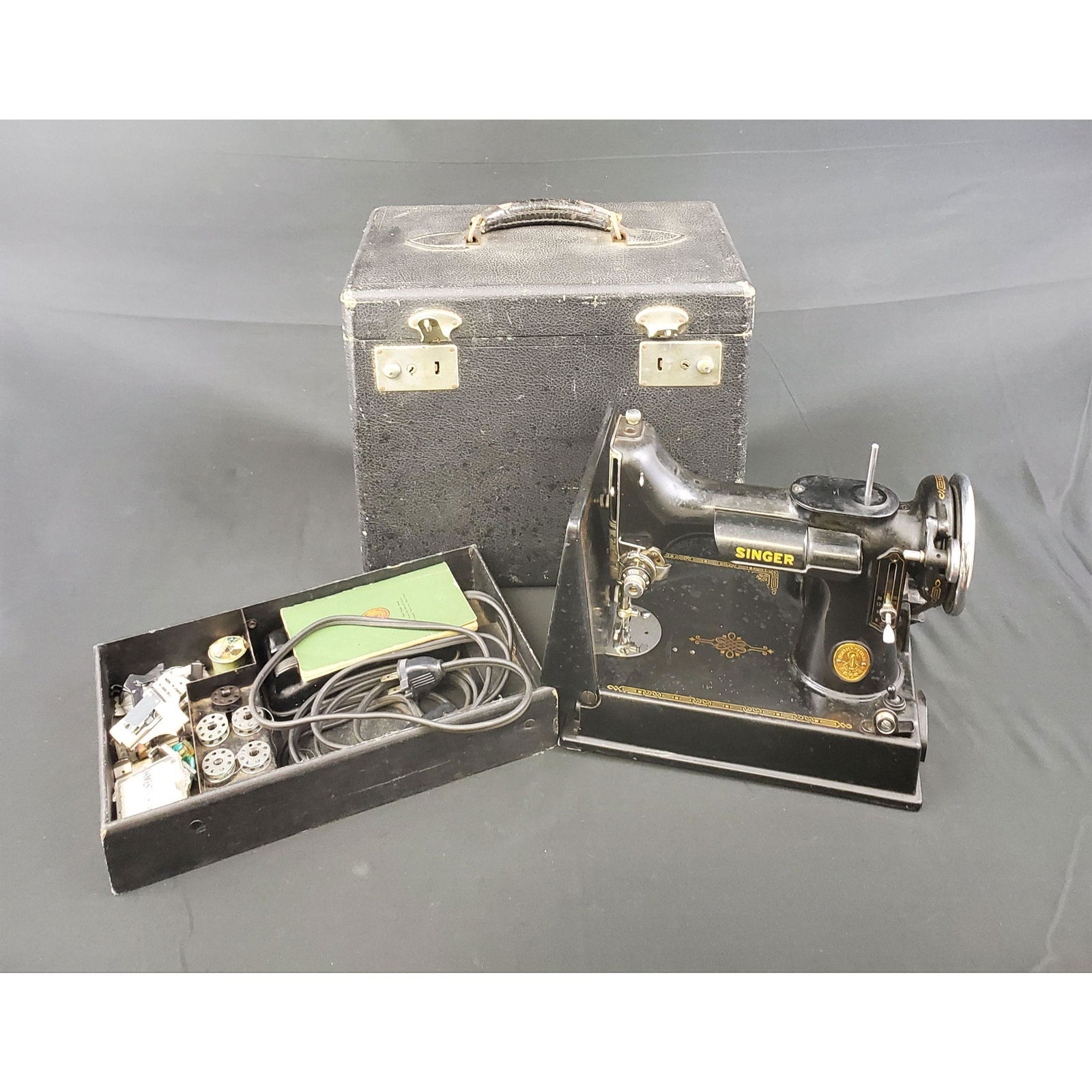 221 Singer Featherweight Sewing Machine (1 of 16)