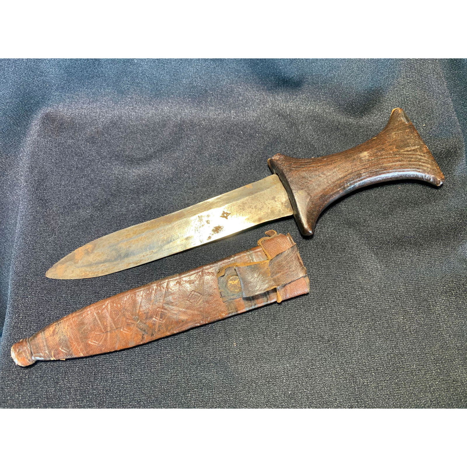 A fine, Native American dagger (dag) leather sheath (1 of 20)