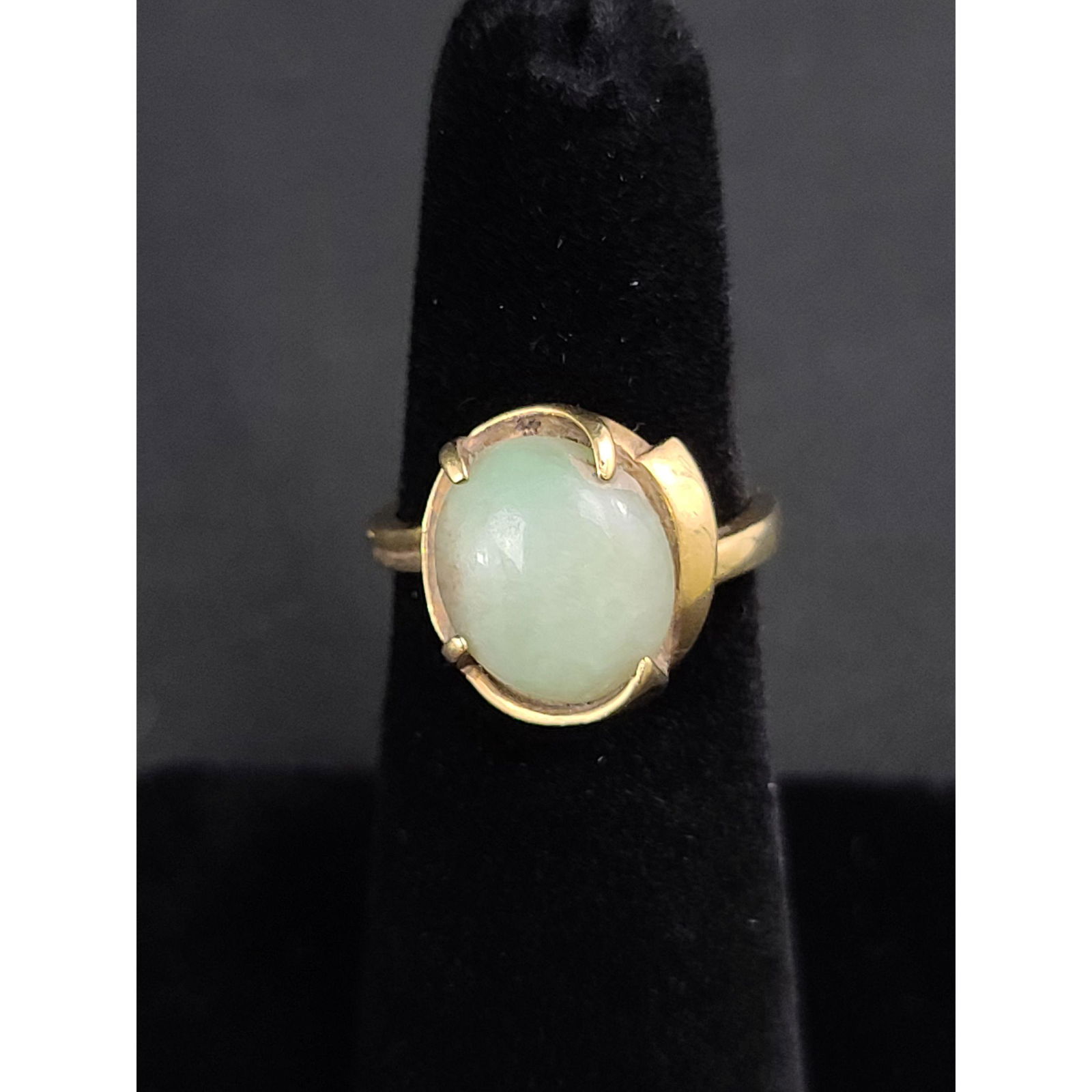10K Gold Ring With Hard stone 3 Grams overall: 10K Gold Ring with hard stone, 3 Grams overall, size 6