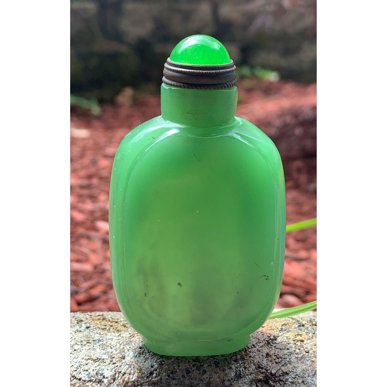 Chinese faux green jade Peking glass A green glass snuff bottle with dragon