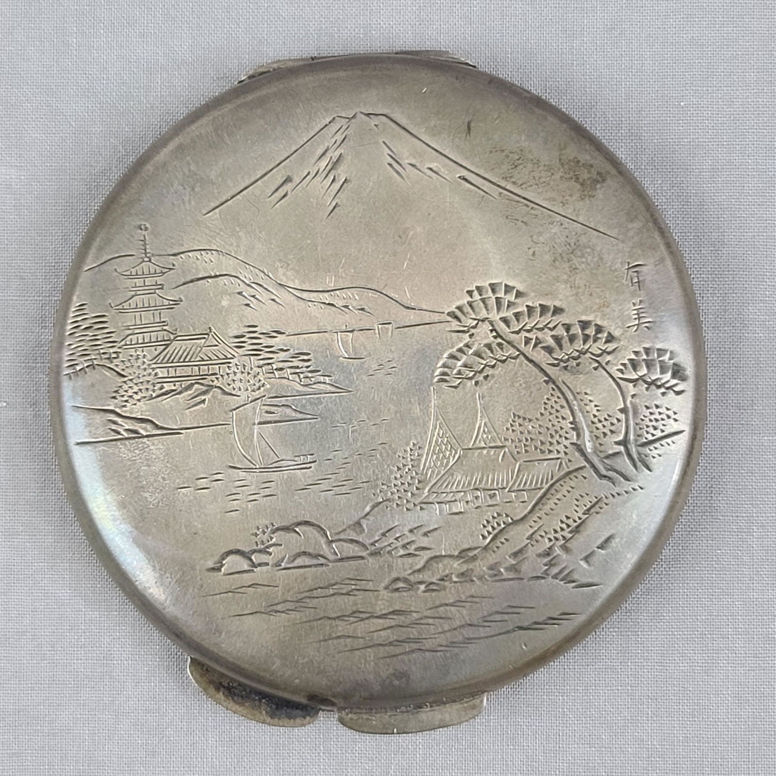 Signed Japanese Engraved Sterling Silver Compact 97 G (1 of 10)