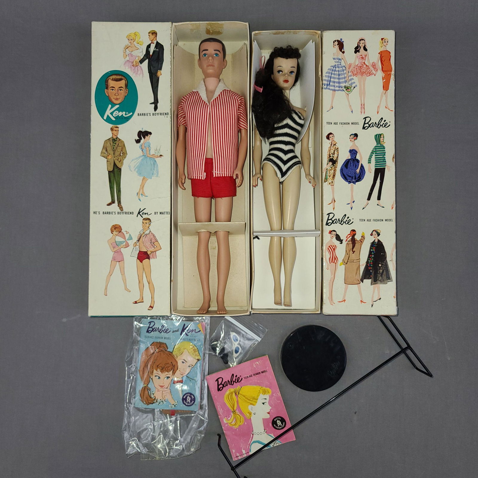 Vintage Barbie #3 ponytail & Ken doll: Vintage Barbie #3 ponytail & Ken dollboth dolls in very good condition. original boxes and stands.no nose nip splits or visible issues. No missing hair on the #3. very long and thick.A very fine lot.