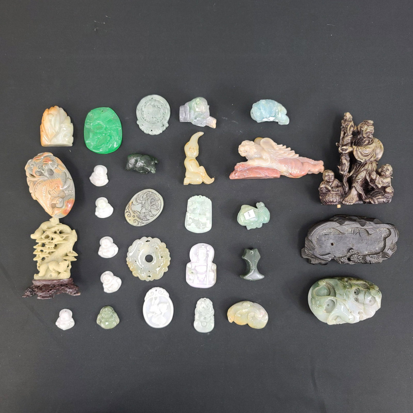 27 Pieces Of Chinese Hardstone And Jade Pendants (1 of 20)