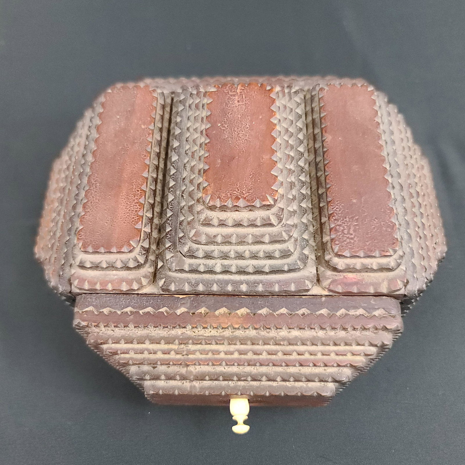 A EARLY 19TH C ANTIQUE FOLK ART TRAMP BOX W/ ADVERTISEM: A EARLY 19TH C ANTIQUE FOLK ART TRAMP BOX W/ ADVERTISEM,MEASURES 7" X 7 5/8" X 3 1/2"