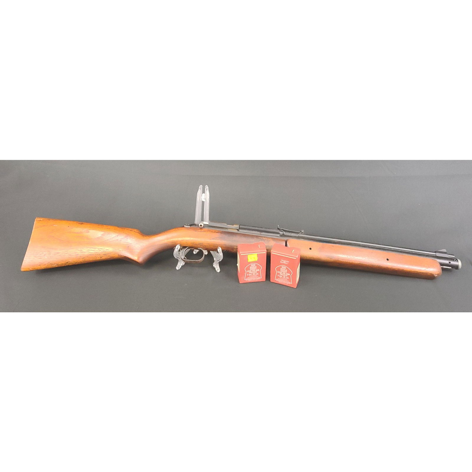 Sheridan Products In "BLUE STREAK" Vintage Air Gun: Sheridan Products In "BLUE STREAK" Vintage Air Gun, works well. Measure 37" Long Overall and have a little rust on trigger guard.