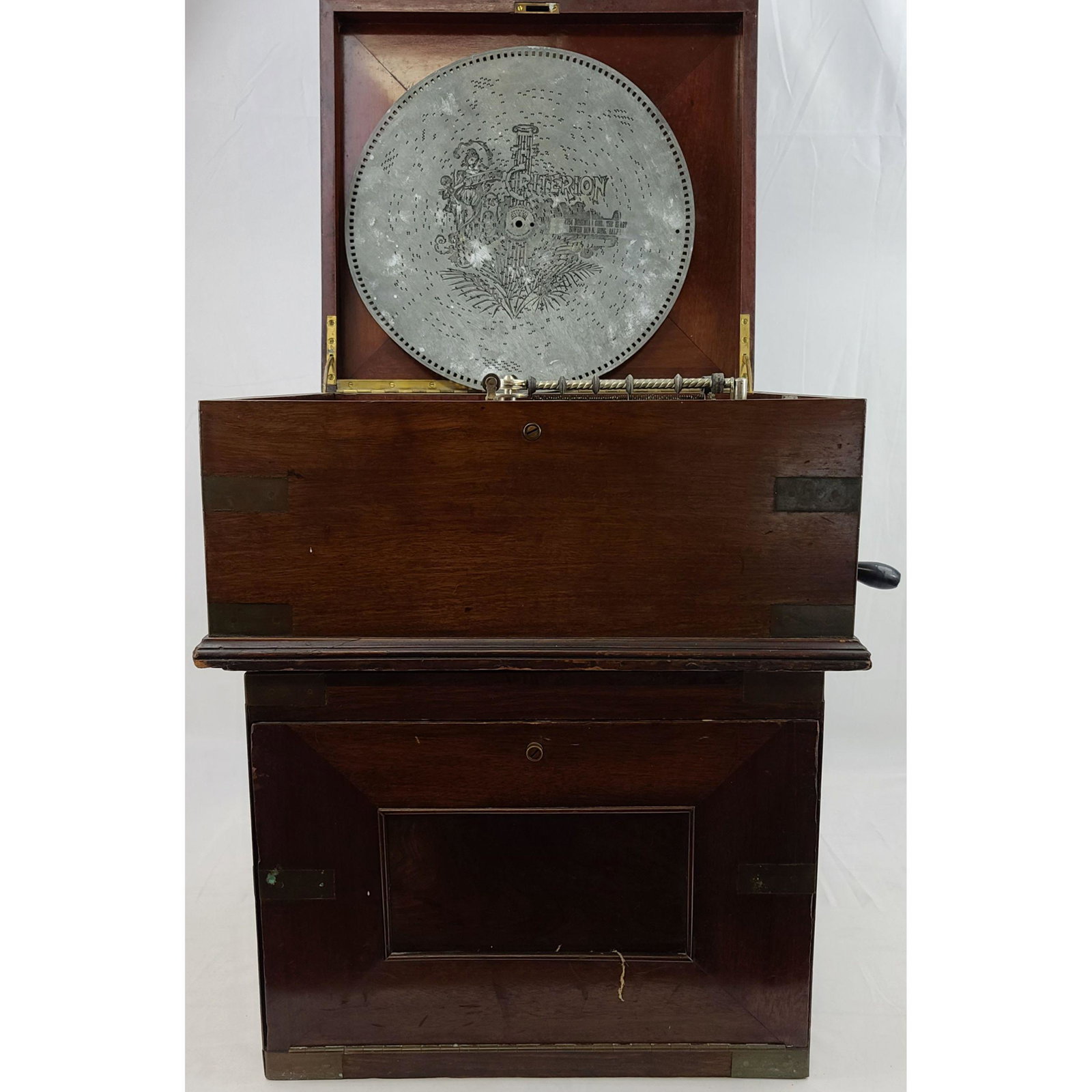 Antique Mahogany Regina Music Box With Appx. 47 Discs: Antique Mahogany Regina? Music Box With Appx. 47 Discs. Stills Run And Plays soundly, may need to be serviced though as we do not want to crank too much. Sounds great and still in very good condition.