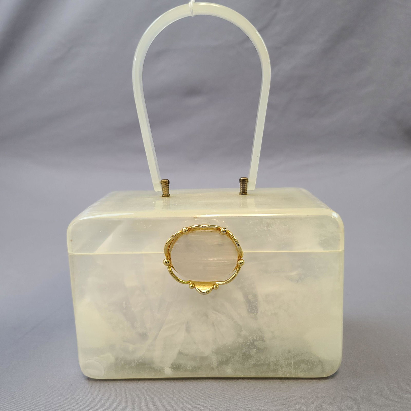 Vintage Wilardy Purse Box Shape Lucite: Vintage Wilardy Purse Lunch Box Shape . Measure 10" From Top Of Handle x 7 1/4" x 4"