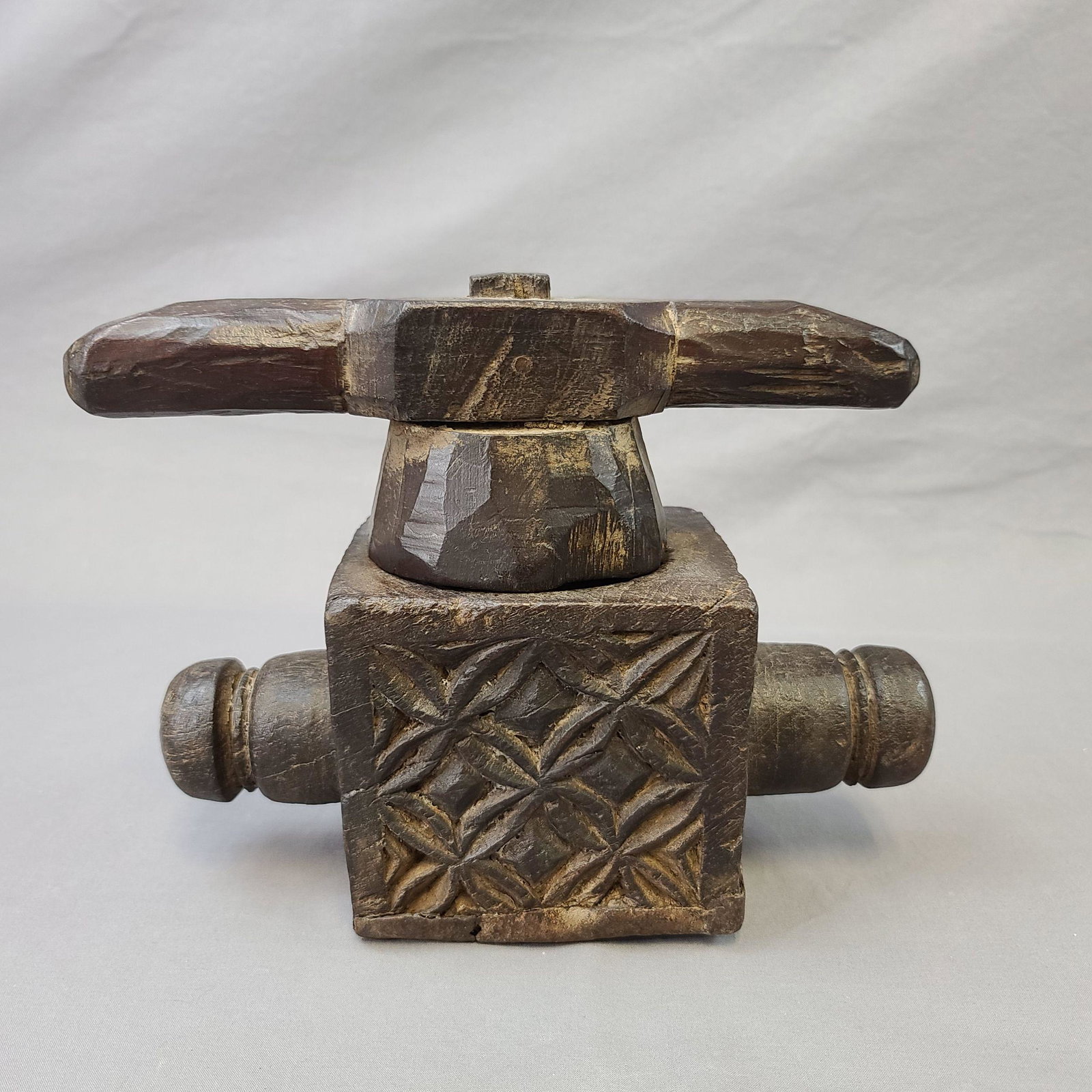 18th C Wooden Handmade Primitive Juice Press: 18th C Antique Primitive Wooden Juice Press. Measure 8" x 10 1/4" x 4.5"