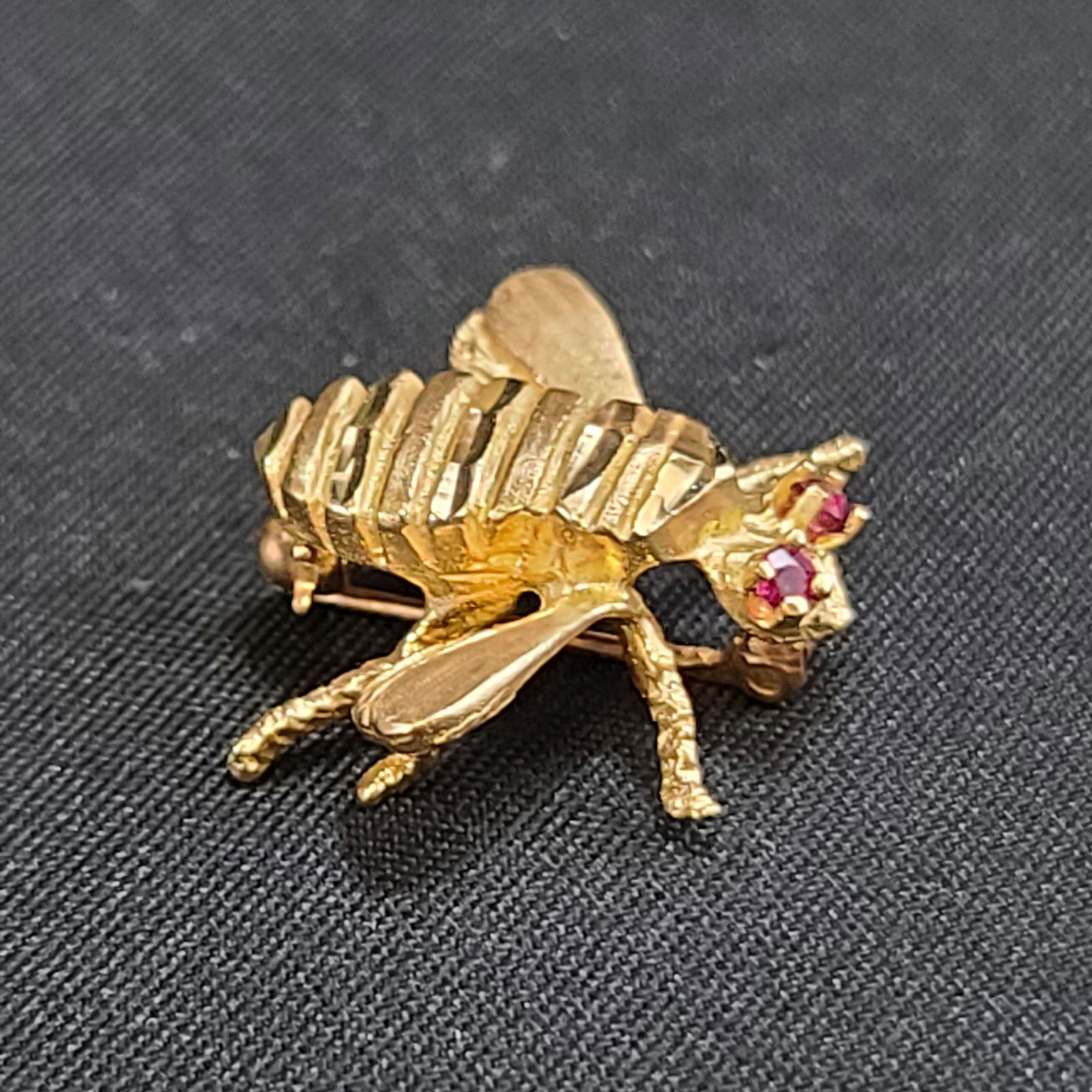 18k Gold Brooch Bumble Bee 2 Grams Ruby Eyes (1 of 10)