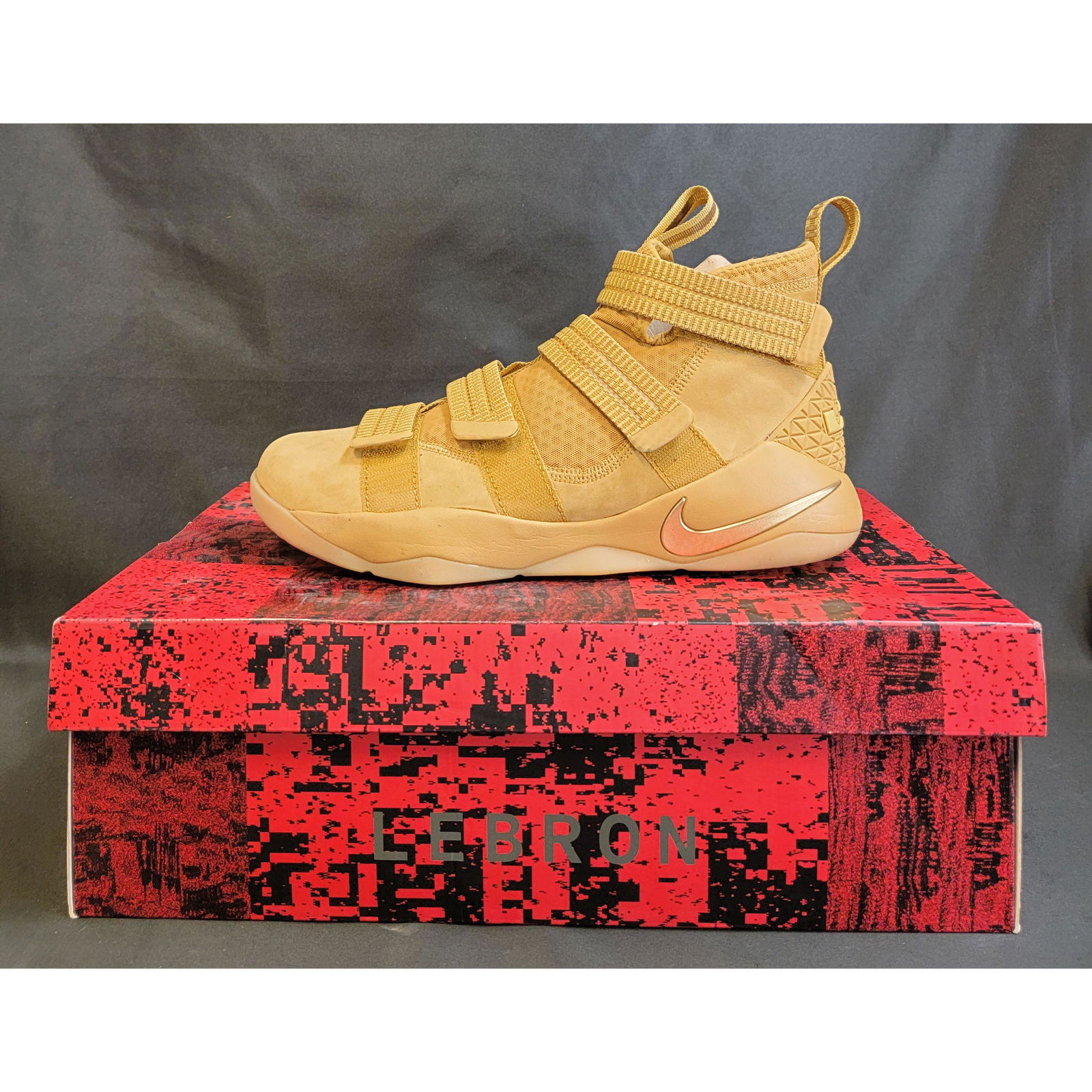 Nike Sneaker Lebron Soldier XI SFG 9.5: Nike Sneaker Lebron Soldier XI SFG 9.5, Gently Used.